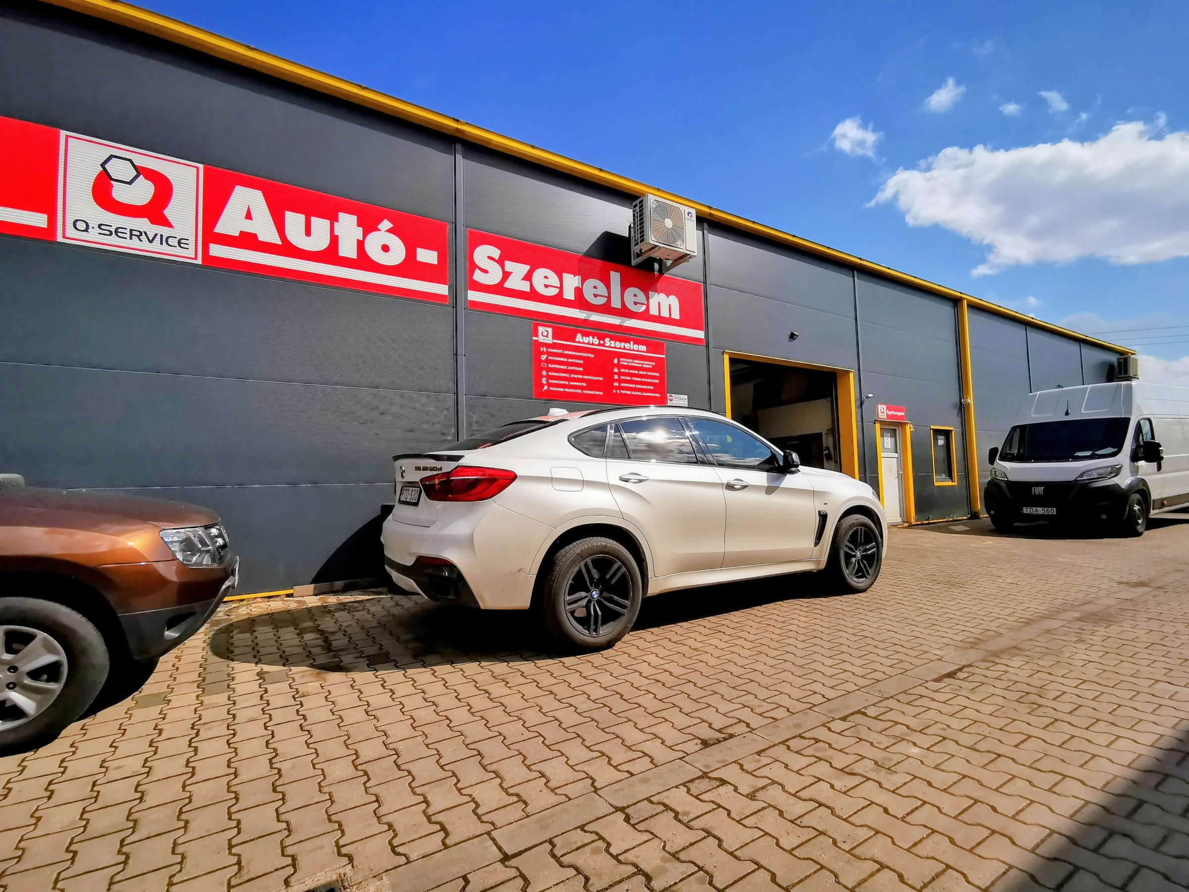 BMW X6 az Autó-Szerelem műhely előtt — Q-Service Debrecen
